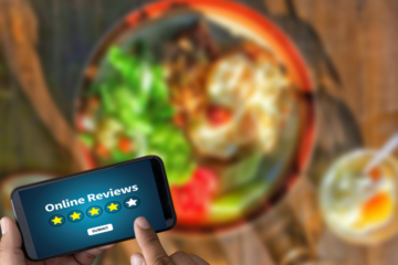 cliente escribiendo una reseña de restaurante, persona con móvil poniendo una reseña de 5 estrellas en restaurante comida de fondo y mostrando errores comunes de marketing en restaurantes