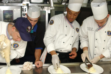 equipo de cocina preparando comida para TikTok, chefs vestidos de blanco preparando comida lista para servir y enseñando Como usar TikTok para atraer clientes