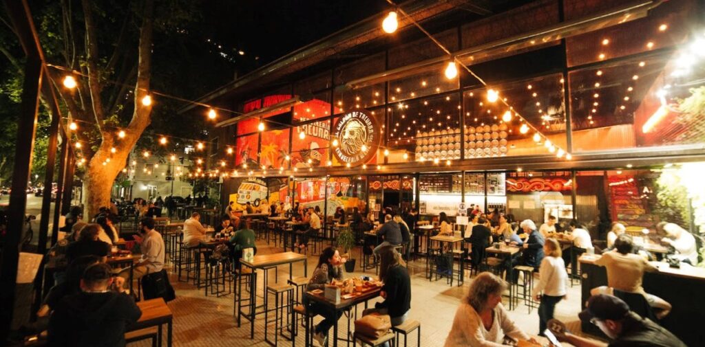 Restaurante lleno de gente con iluminación y ambiente destacado – experiencia gastronómica memorable y compartible