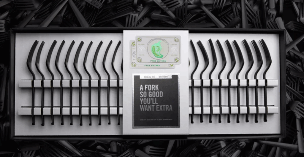 Cubiertos negros junto a dos tarjetas coleccionables de Chipotle Mexican Grill – campaña creativa de marketing gastronómico