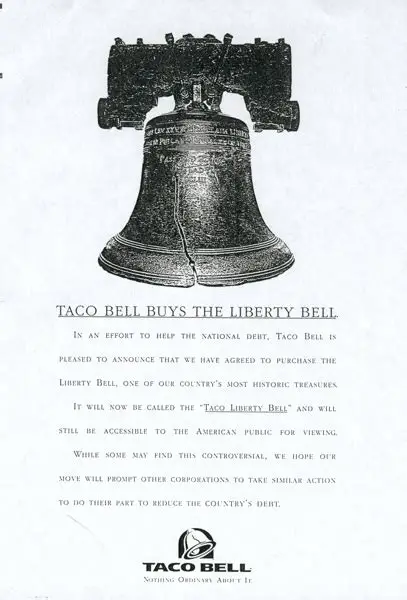 Periódico con campaña en forma de campana de Taco Bell – publicidad original y viral en marketing gastronómico